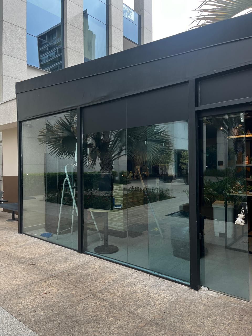 Película de proteção solar para vitrines